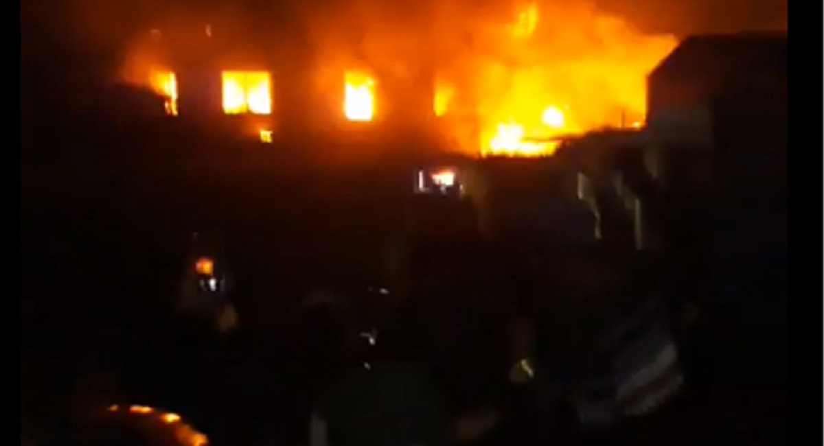 बंगलादेशको बांगमबजारमा आगलागी : पानीको अभावका कारण आगलागी नियन्त्रण गर्न समस्या